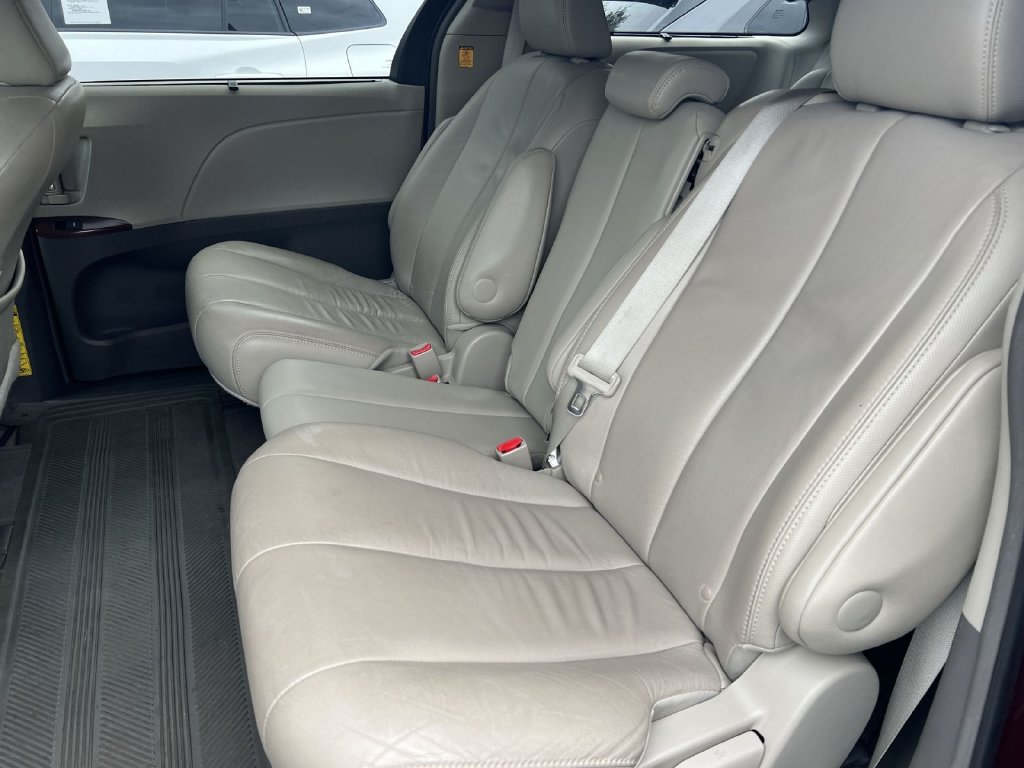Used 2013 Toyota Sienna XLE w/ Entertainment Pkg FWD image 21