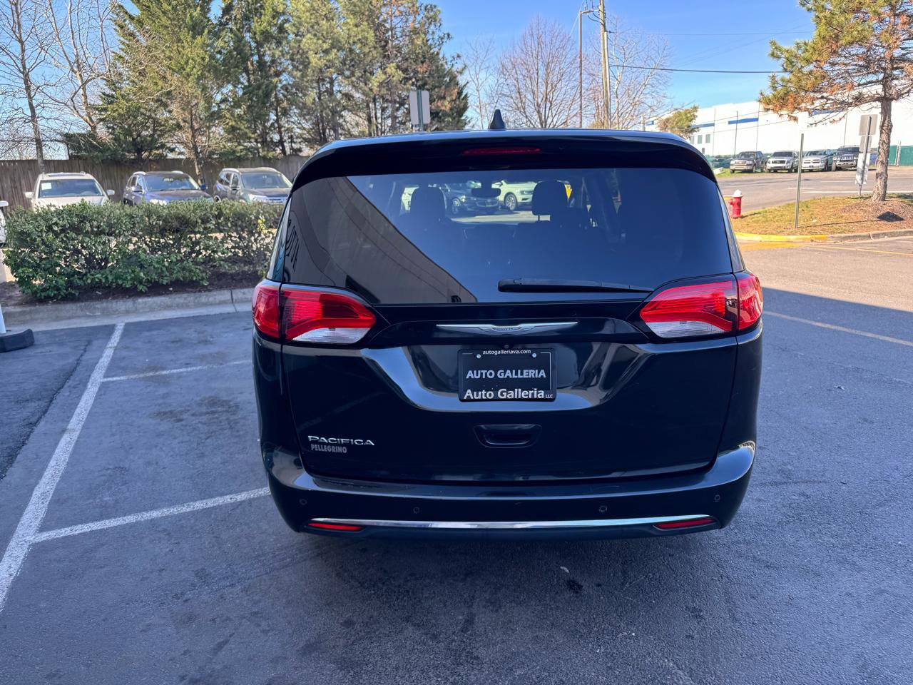 Used 2018 Chrysler Pacifica Touring Plus w/ Tire & Wheel Group FWD image 5