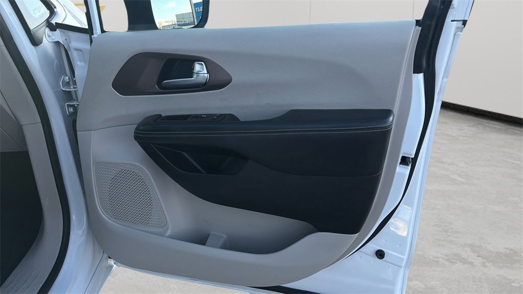 Used 2022 Chrysler Voyager LX image 53