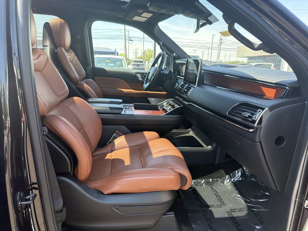 Used 2021 Lincoln Navigator Reserve w/ Luxury Package AWD/4WD image 15