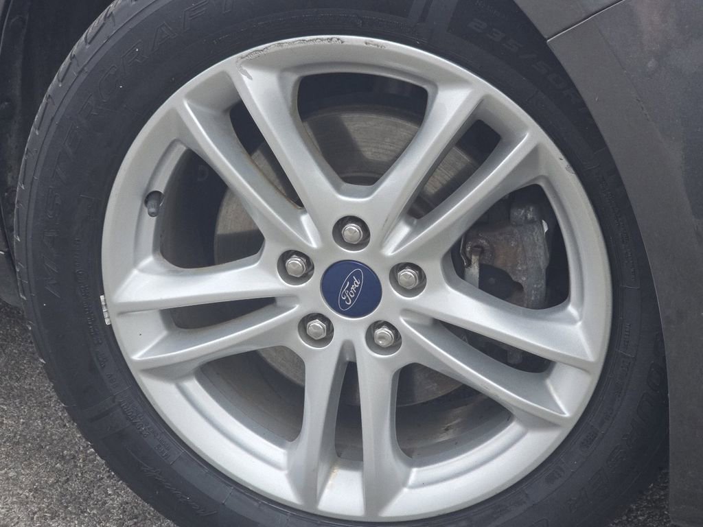 Used 2018 Ford Fusion SE w/ Fusion SE Technology Package image 9
