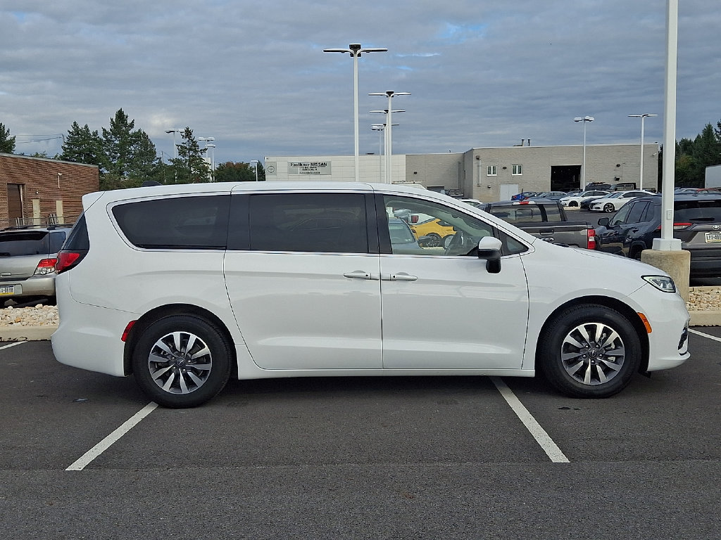 Used 2023 Chrysler Pacifica Touring-L FWD image 7