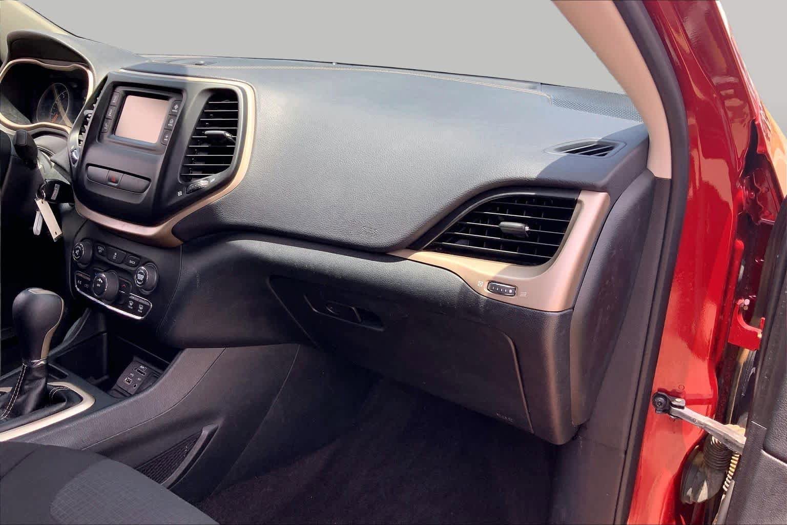 Used 2016 Jeep Cherokee Latitude FWD image 19