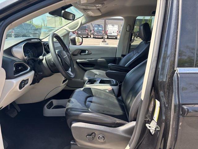 Used 2023 Chrysler Pacifica Touring-L image 22
