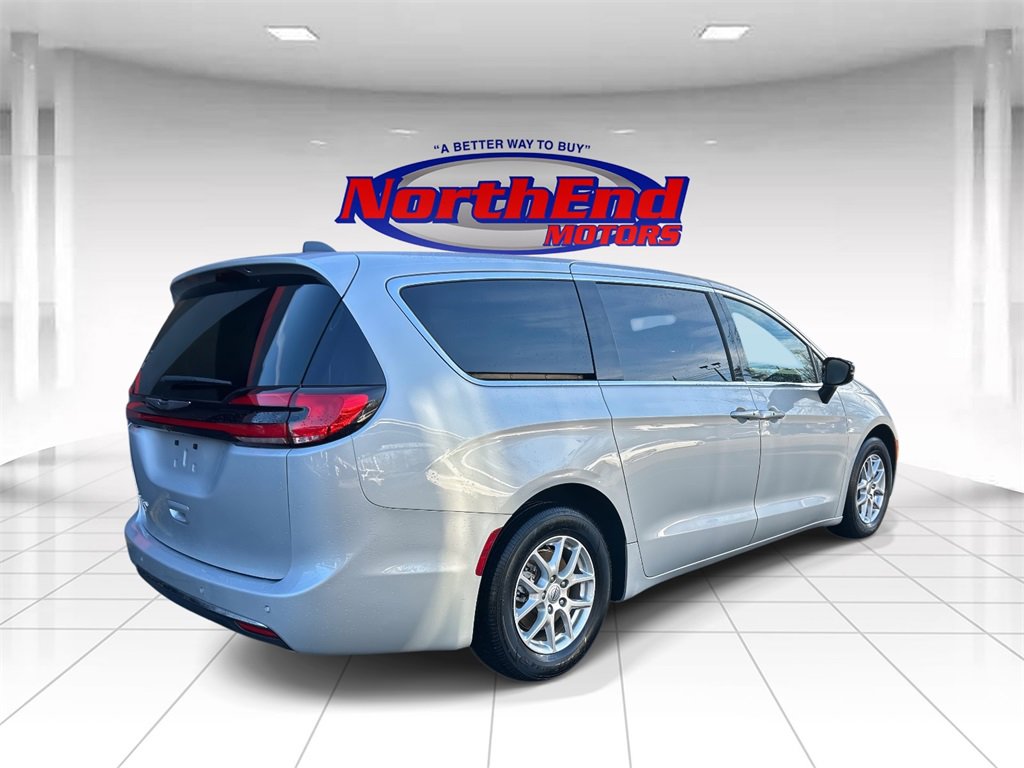 Used 2024 Chrysler Pacifica Touring-L image 3