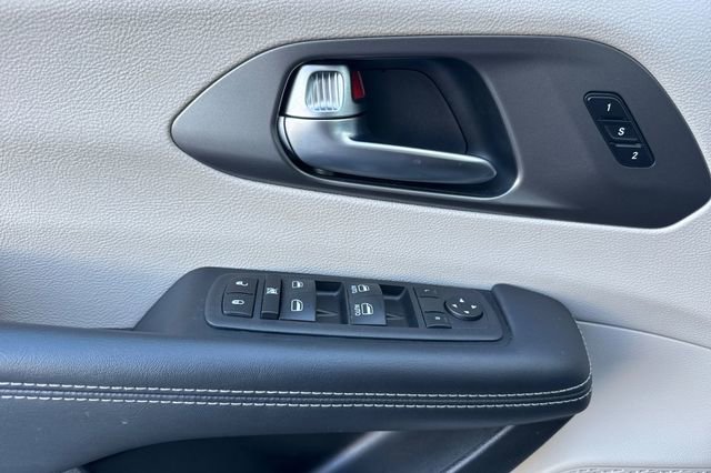 Used 2023 Chrysler Pacifica Touring-L image 11