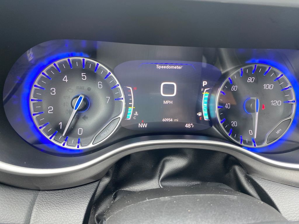 Used 2023 Chrysler Pacifica Touring-L FWD image 17