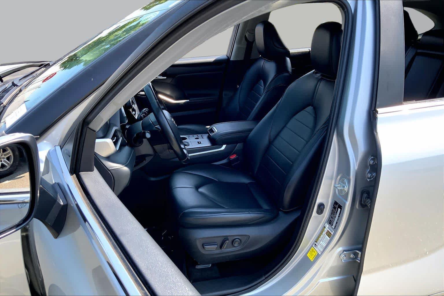 Used 2023 Toyota Highlander XLE AWD/4WD image 8
