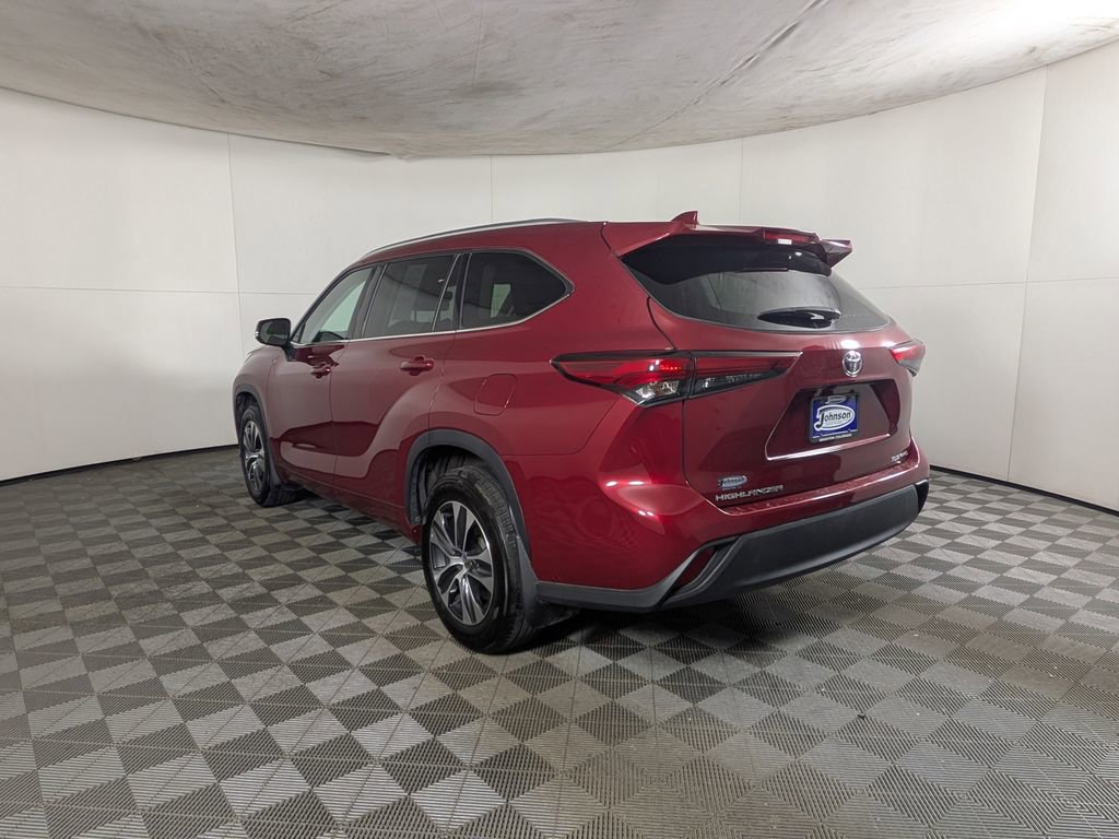 Used 2021 Toyota Highlander XLE image 4