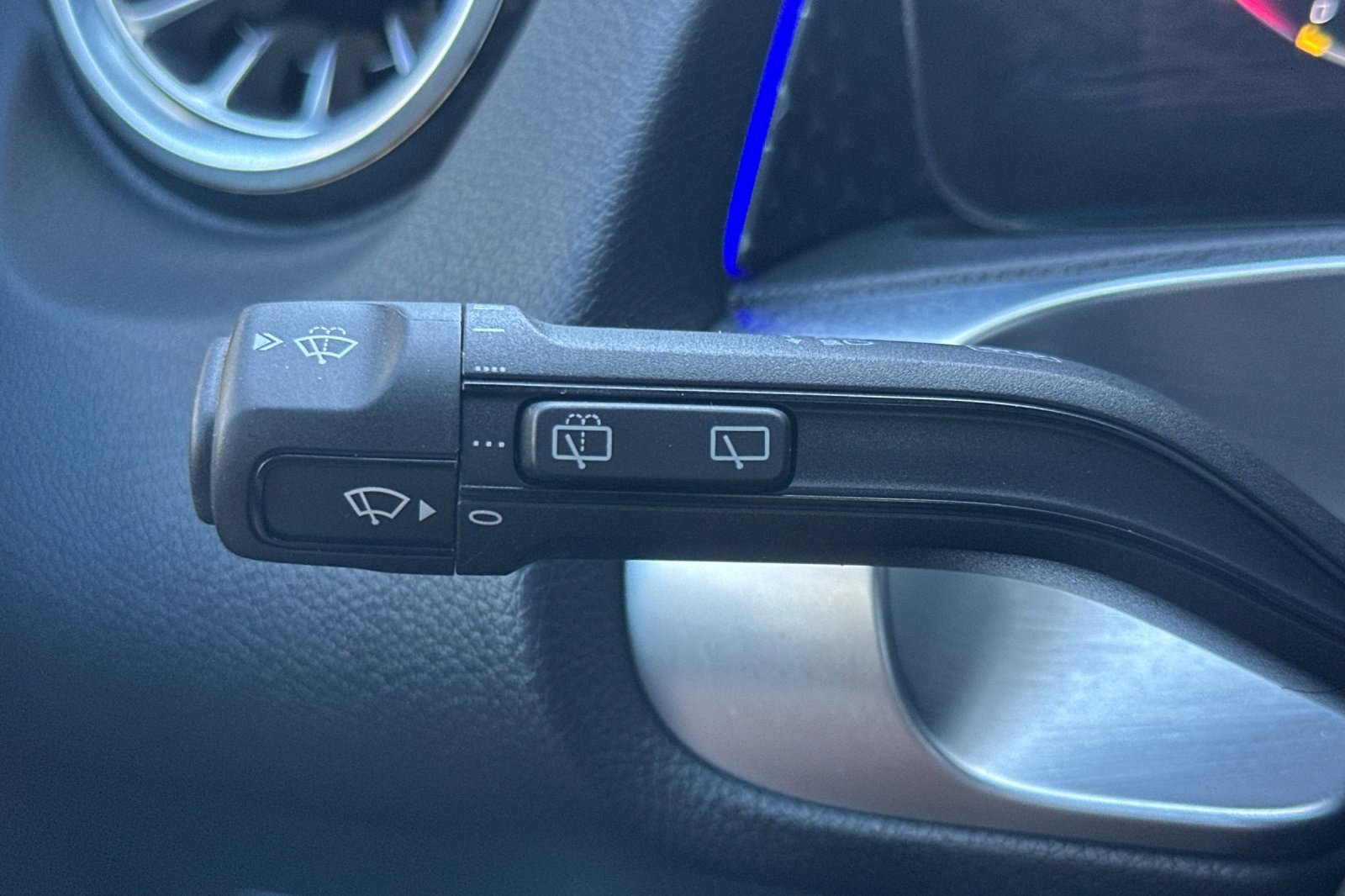 Used 2025 Mercedes-Benz GLB 250 250 image 32