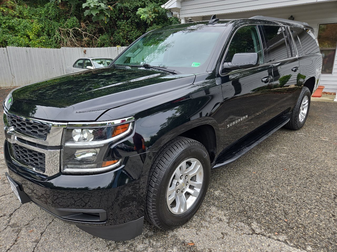 Used 2019 Chevrolet Suburban LT image 1