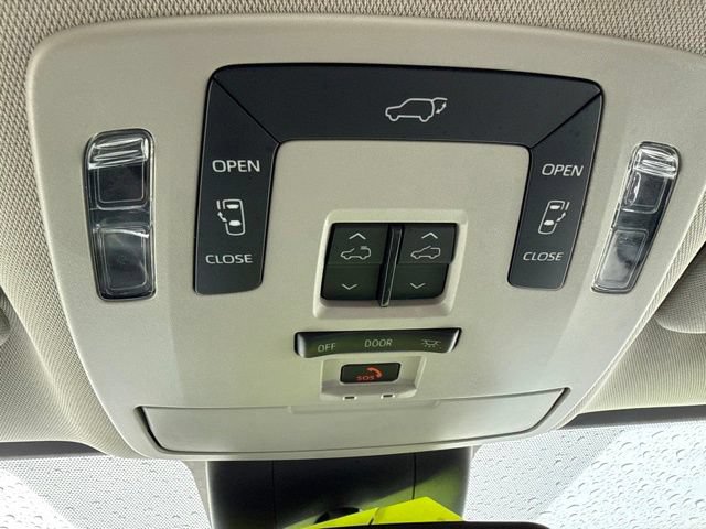 Used 2023 Toyota Sienna XLE FWD image 33