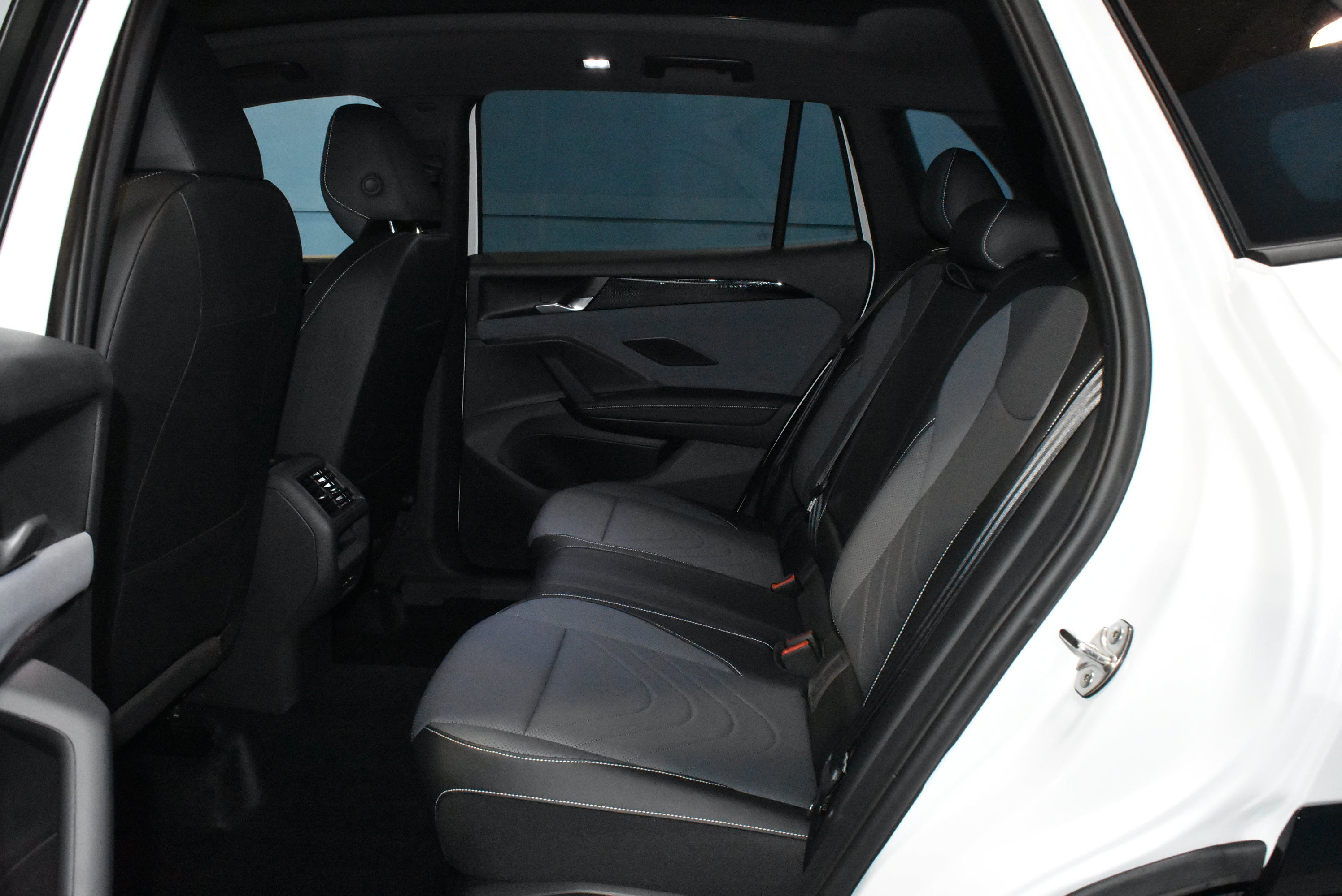 New 2026 Volkswagen Tiguan SE R-Line AWD/4WD image 16