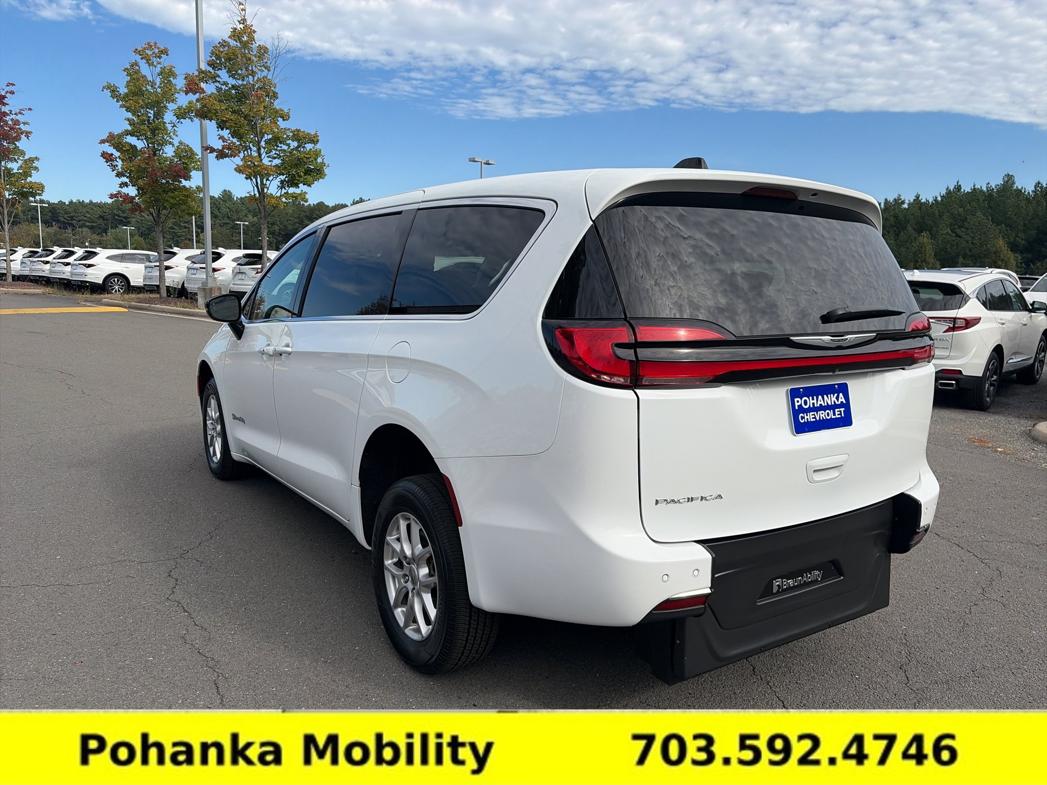 Used 2024 Chrysler Pacifica Touring-L FWD image 5