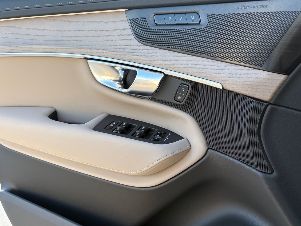 New 2026 Volvo XC90 B6 Plus image 16