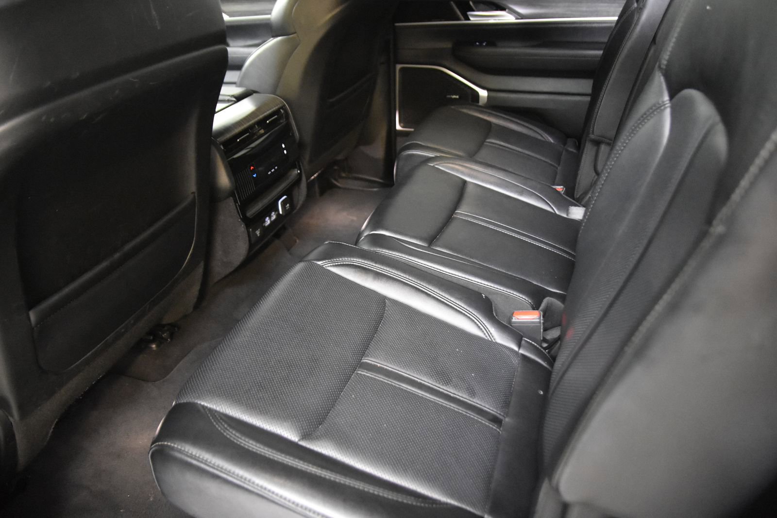 Used 2024 Jeep Wagoneer L Series II RWD image 34