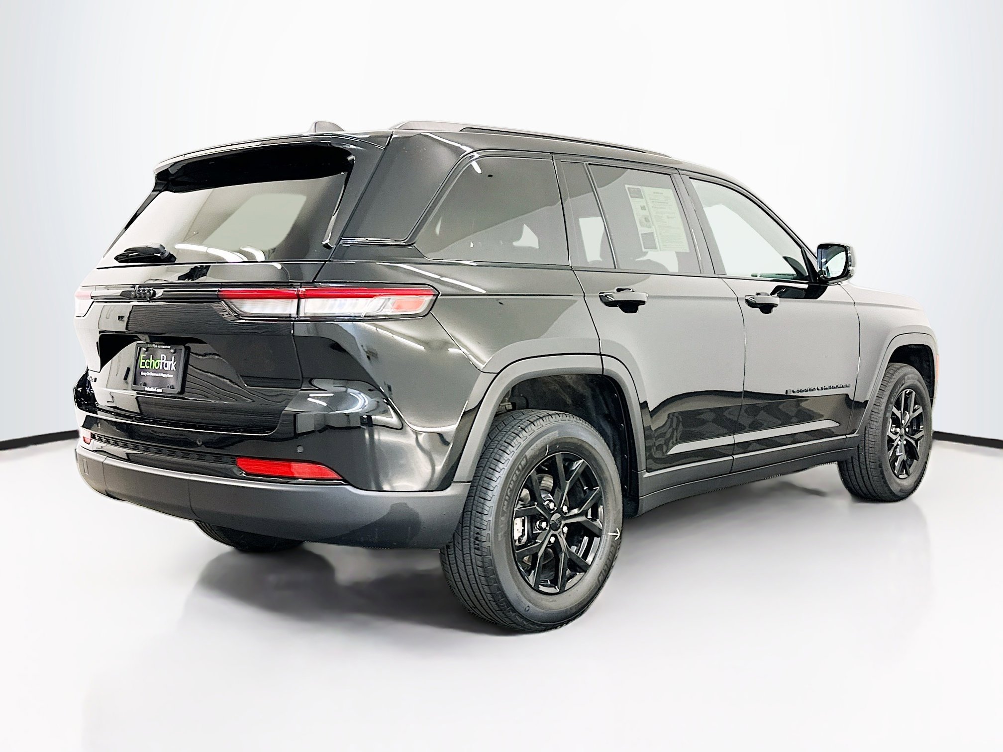 Used 2025 Jeep Grand Cherokee Altitude AWD/4WD image 9