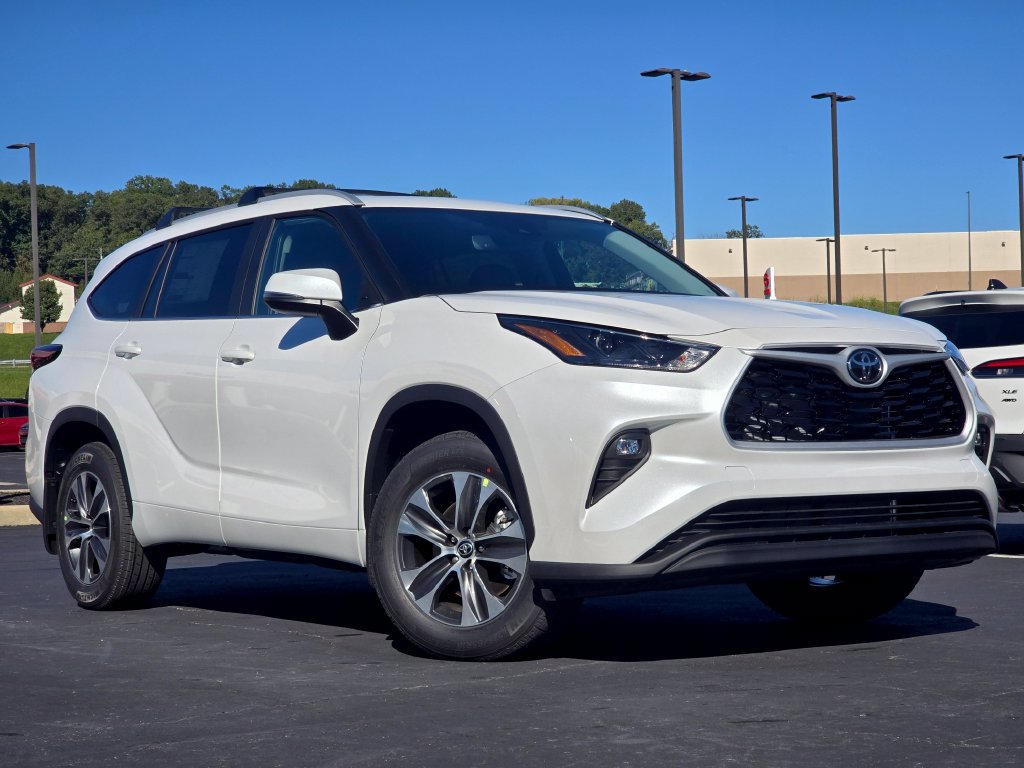 New 2026 Toyota Highlander XLE AWD/4WD image 2