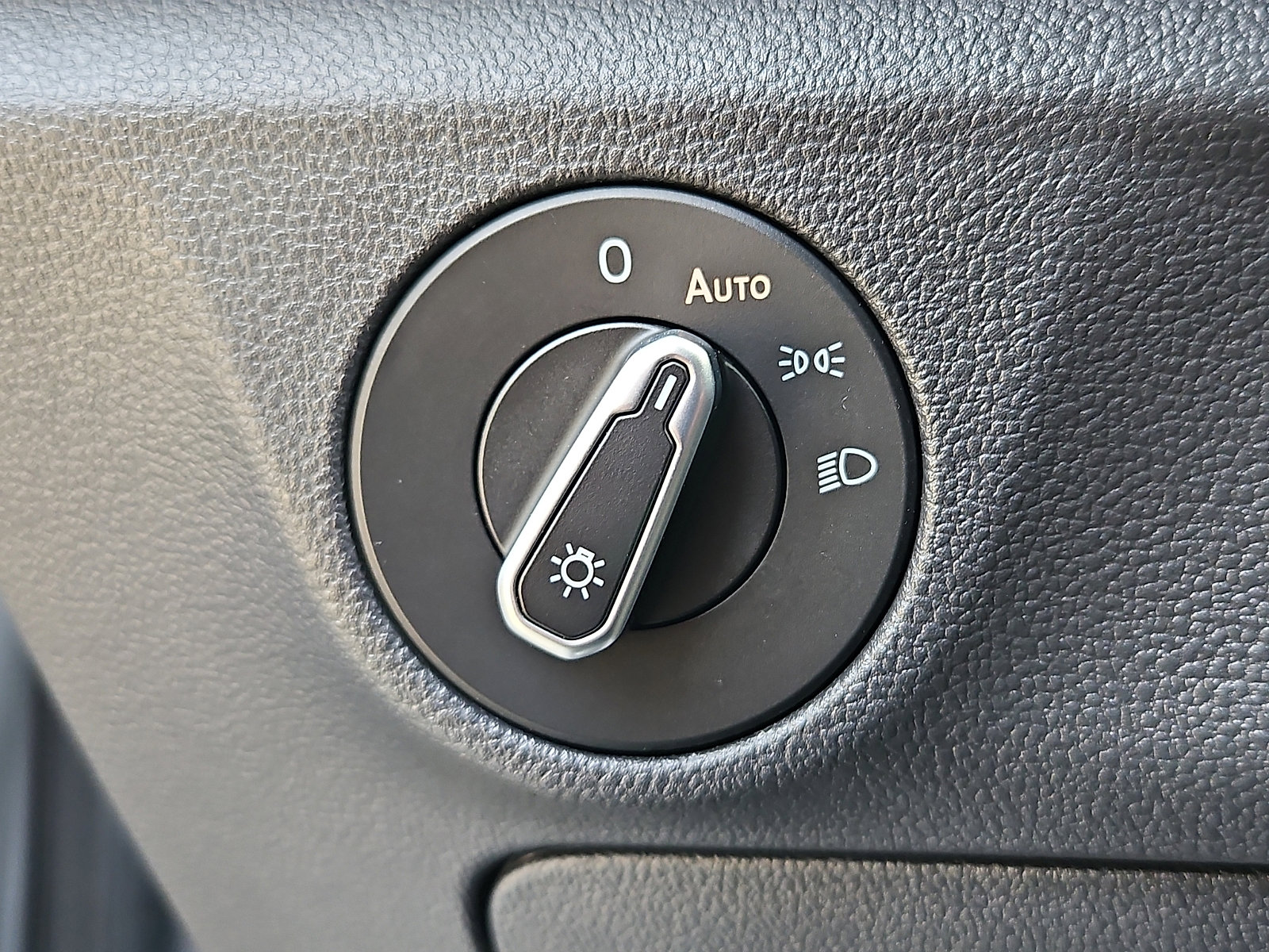 Used 2023 Volkswagen Jetta SE image 24