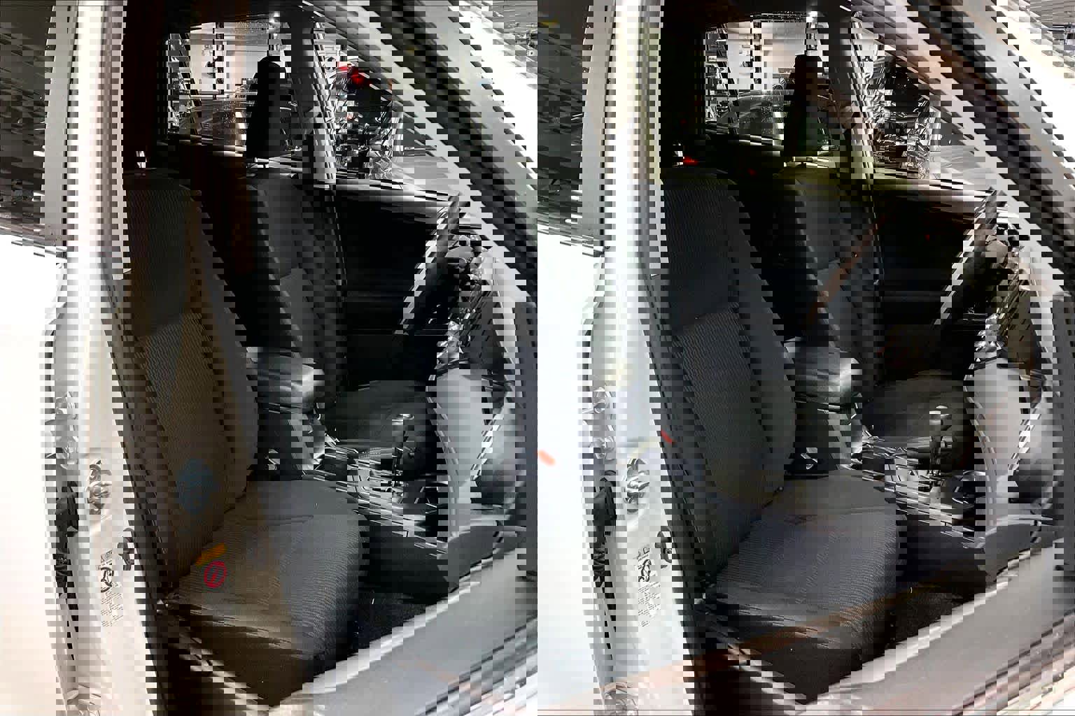 Used 2018 Toyota RAV4 LE w/ Carpet Mat Package image 8