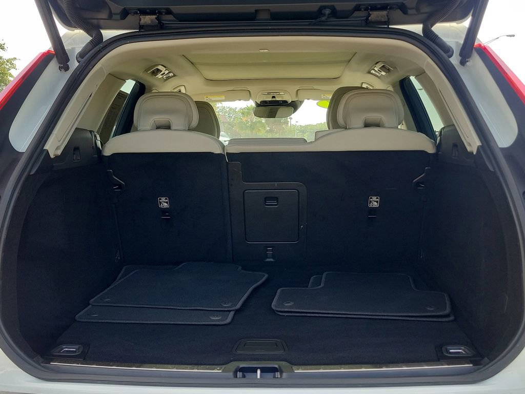 Used 2021 Volvo XC60 T5 Momentum w/ Protection Package Premier image 15