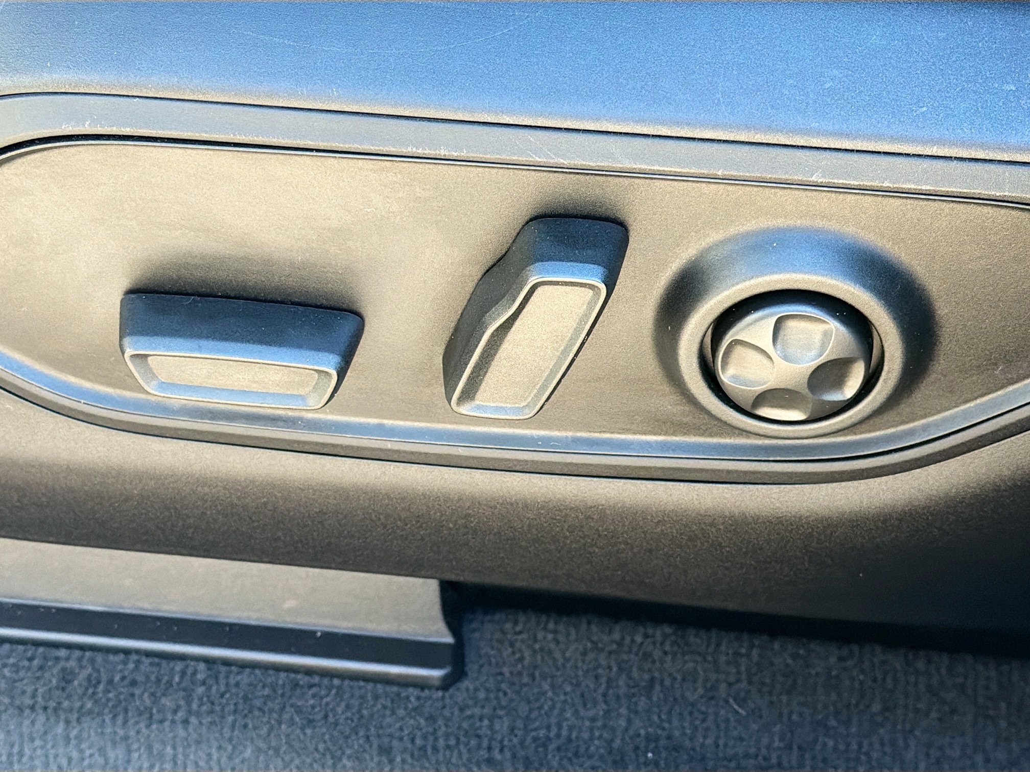 Used 2023 Jeep Grand Cherokee L Laredo image 25