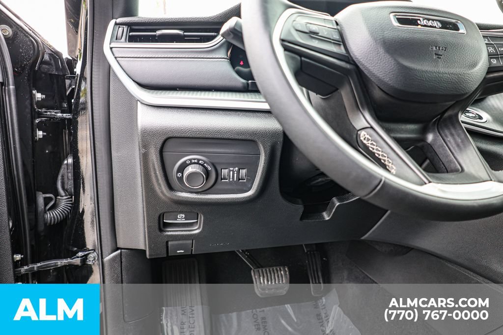 Used 2025 Jeep Grand Cherokee Altitude AWD/4WD image 26
