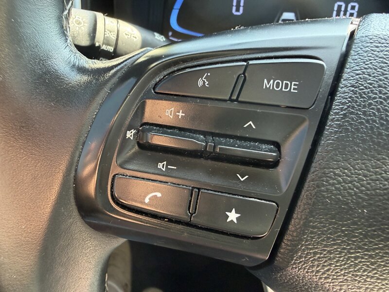 Used 2025 Hyundai Venue SEL FWD image 25