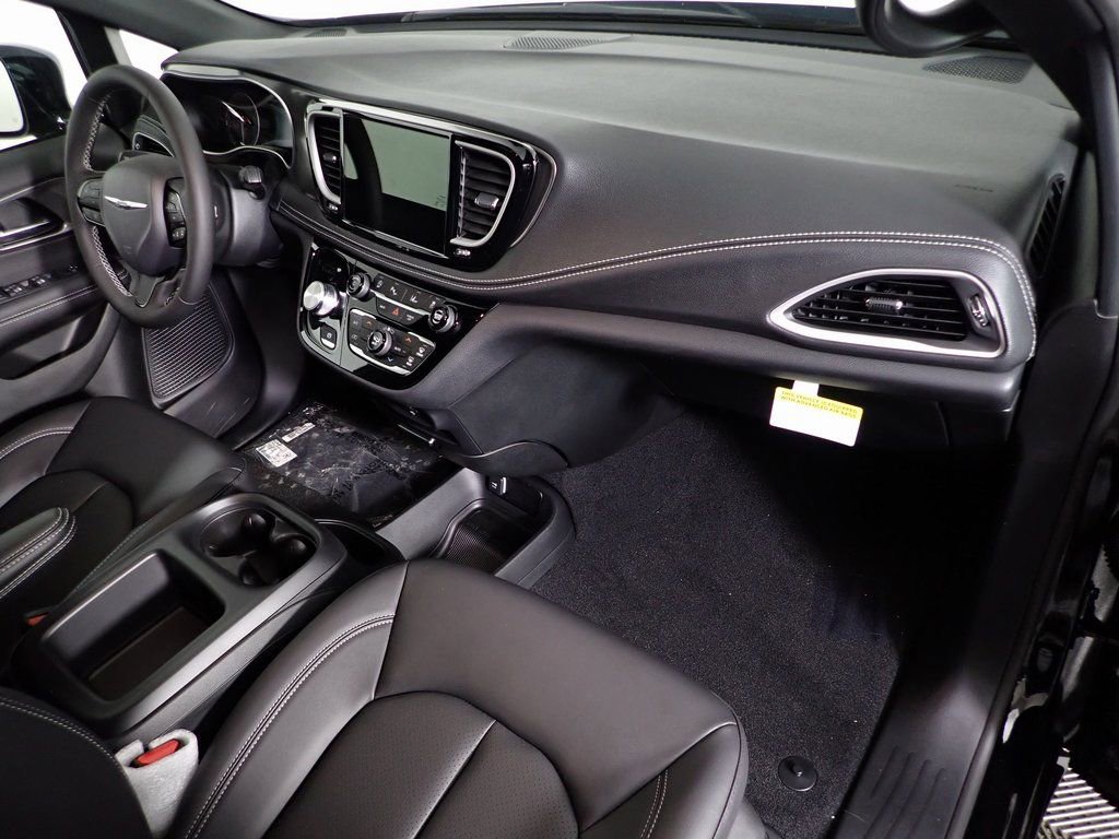 New 2026 Chrysler Pacifica Select w/ S Appearance Package image 30