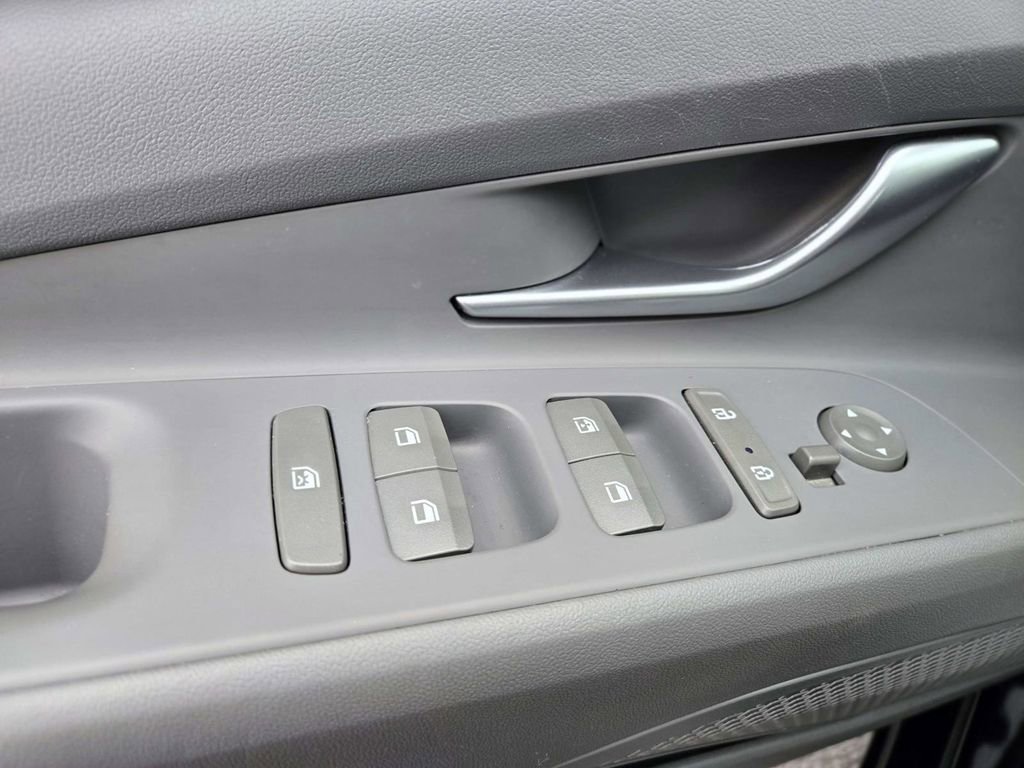 Used 2023 Hyundai Elantra SEL w/ Convenience Package image 35