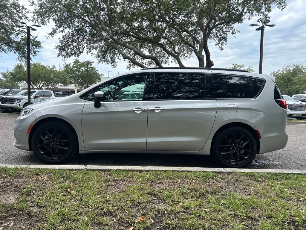 Used 2023 Chrysler Pacifica Touring-L w/ Uconnect Theater Family Group