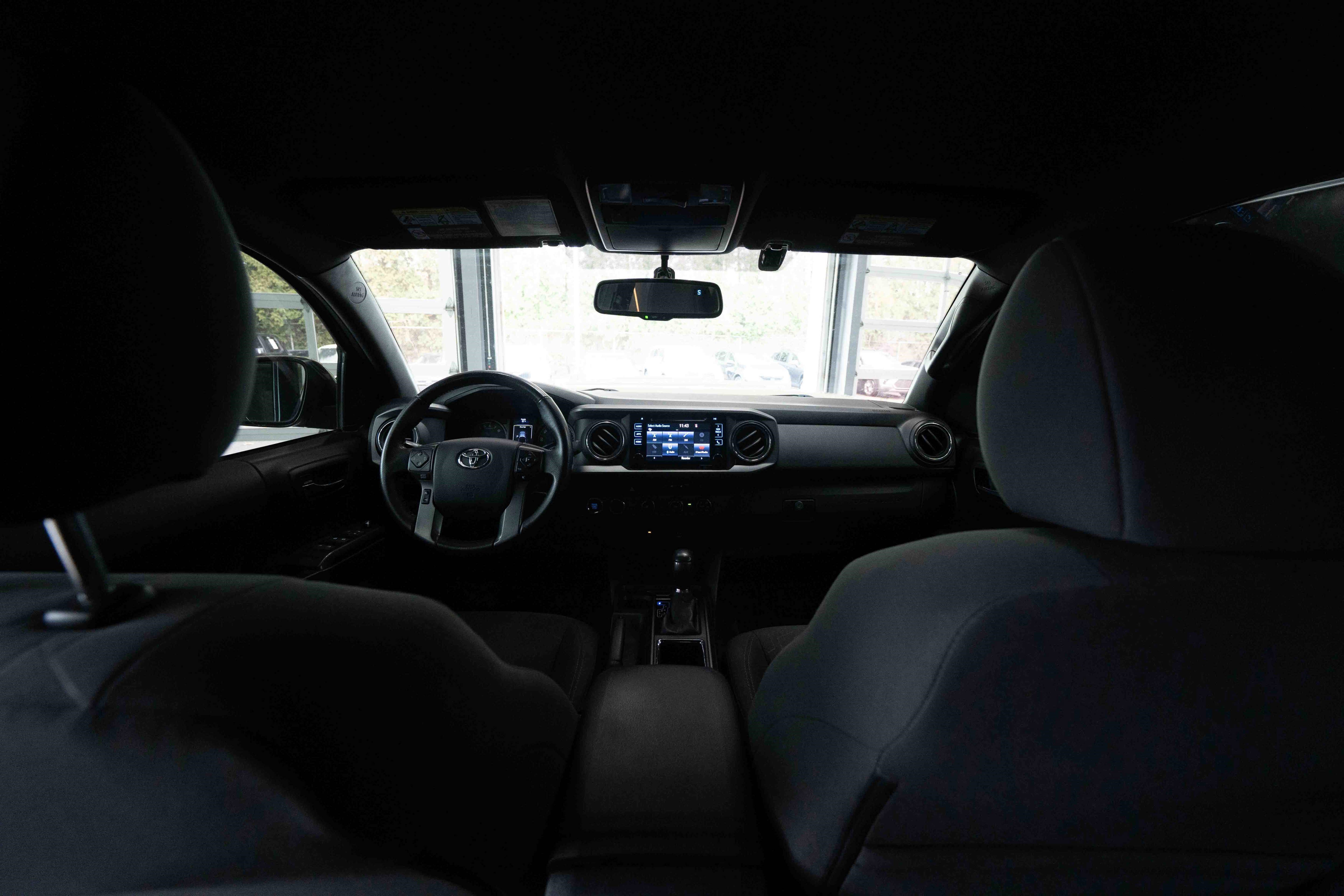 Used 2017 Toyota Tacoma TRD Sport w/ Tow Package (A/T) image 19