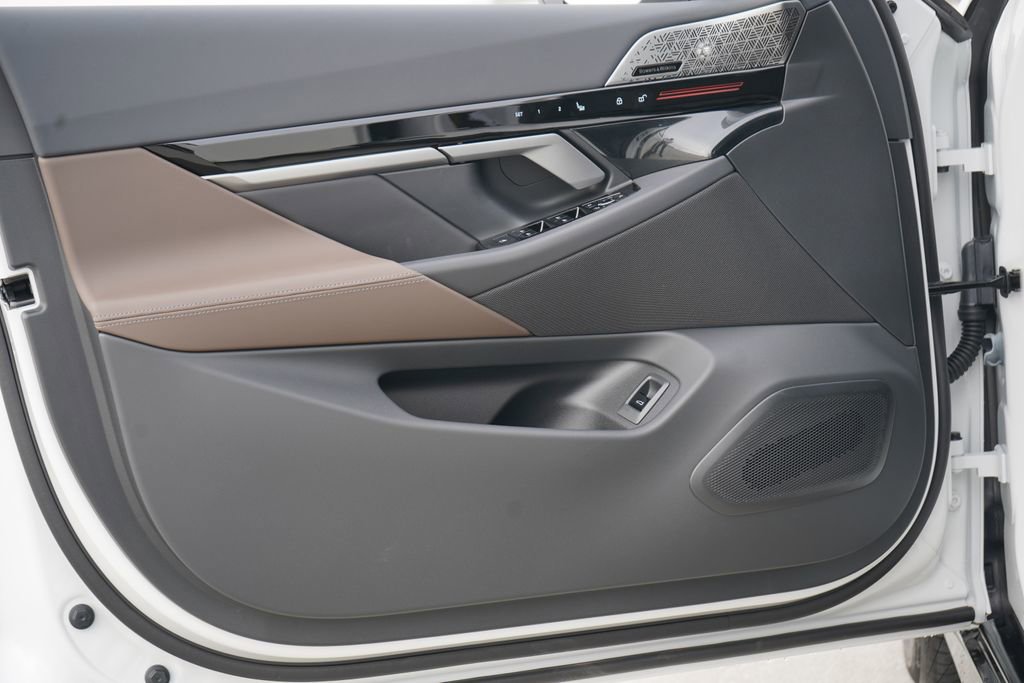 New 2026 BMW 530i xDrive w/ M Sport Package image 10