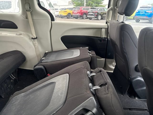 Used 2017 Chrysler Pacifica Touring FWD image 8
