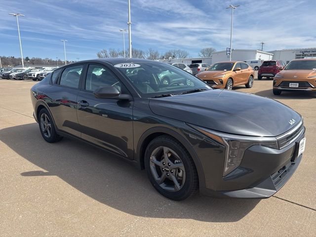 Used 2025 Kia K4 LXS image 1
