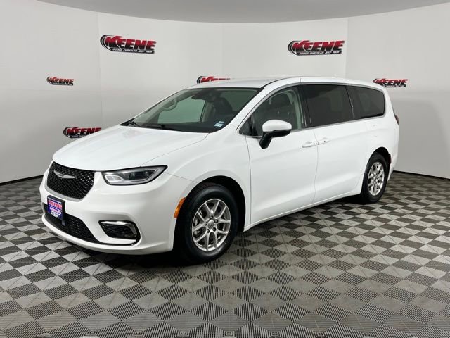 Used 2023 Chrysler Pacifica Touring-L image 5