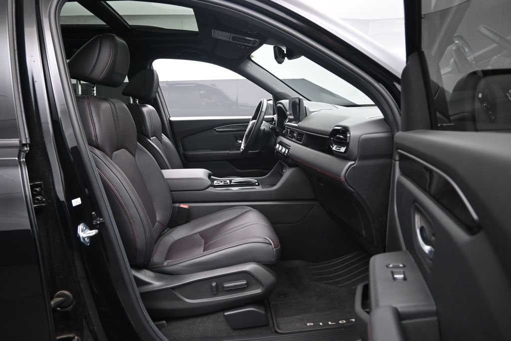 Used 2025 Honda Pilot Black Edition image 31