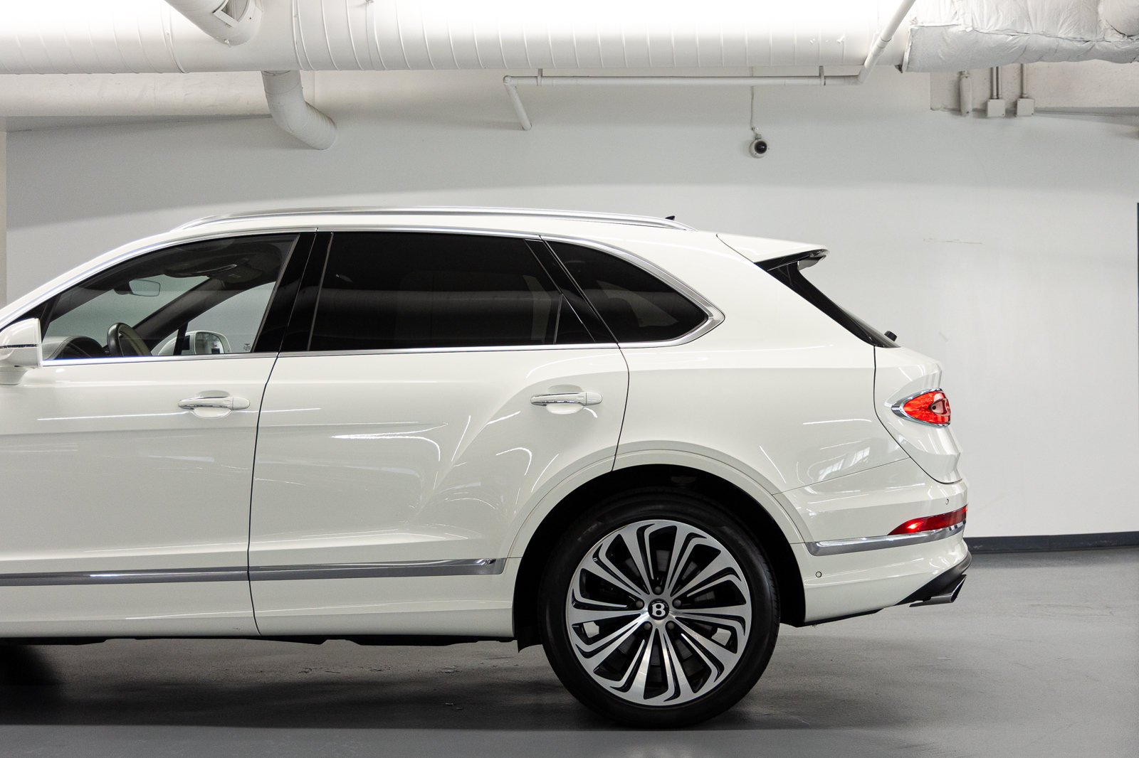 Used 2023 Bentley Bentayga AWD/4WD image 16