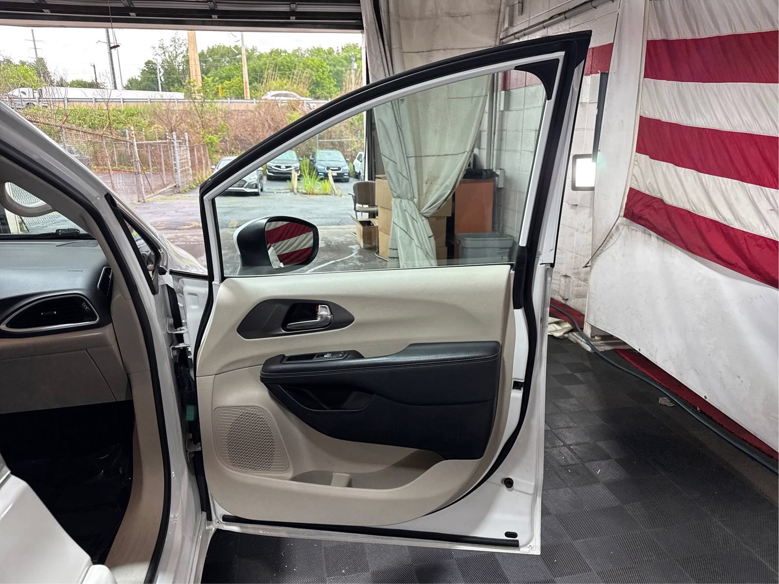 Used 2023 Chrysler Pacifica Touring-L FWD image 20