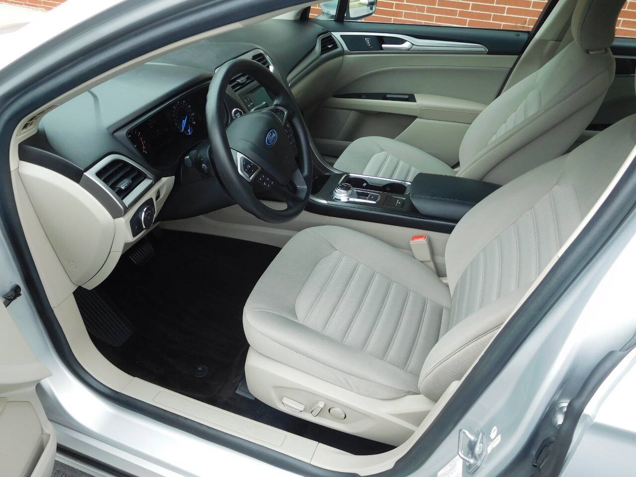 Used 2018 Ford Fusion SE FWD image 9
