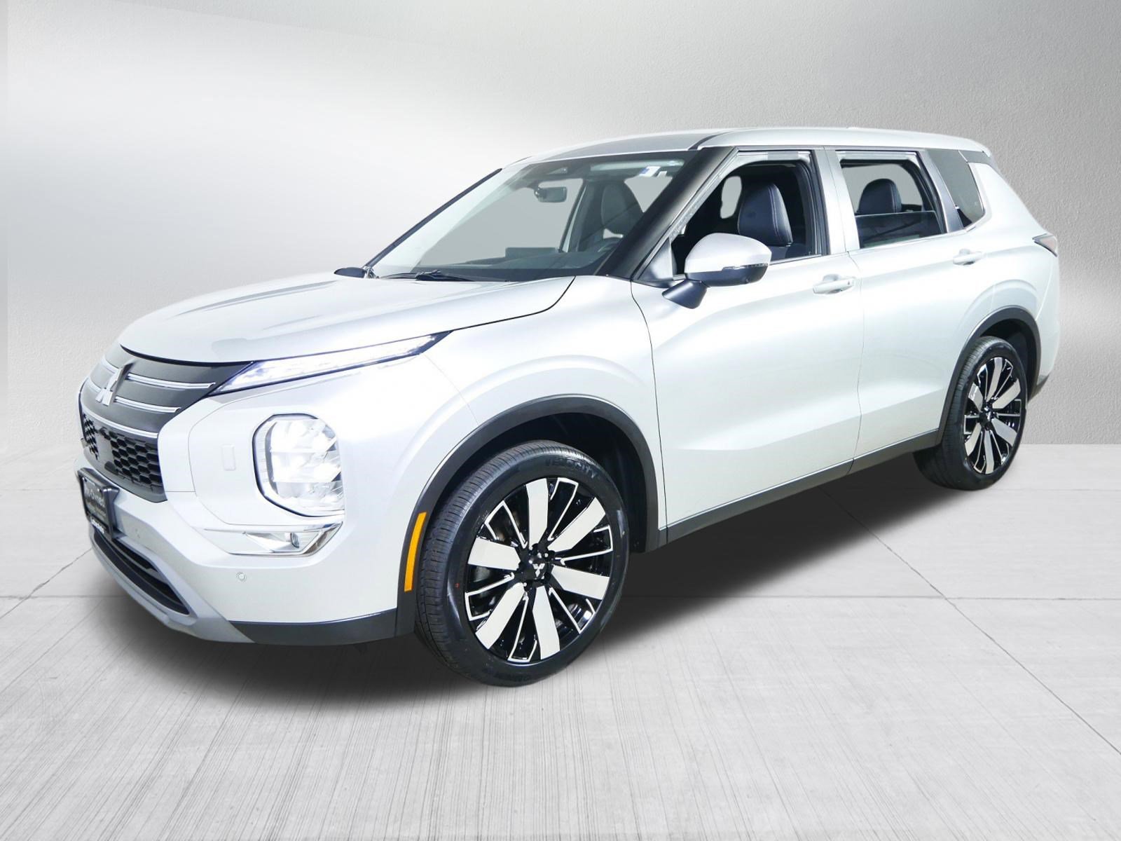 Used 2025 Mitsubishi Outlander SE image 3