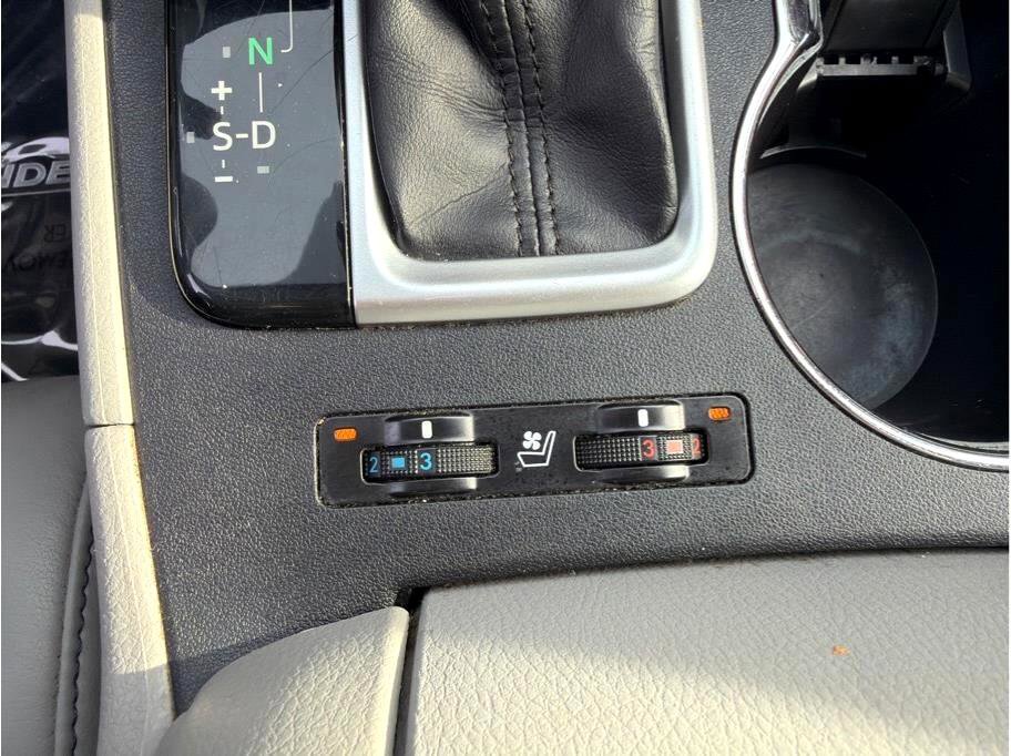 Used 2014 Toyota Highlander Limited image 23