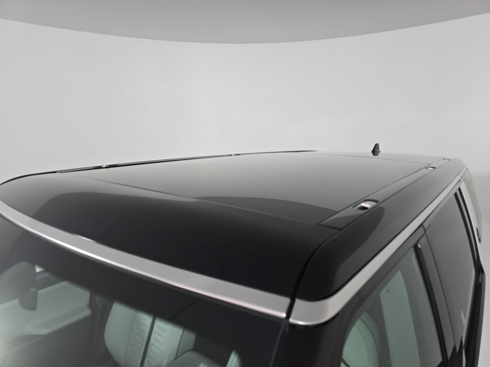 Used 2025 Rivian R1S Adventure AWD/4WD image 13