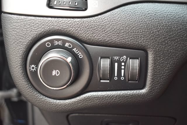 Used 2021 Jeep Cherokee Latitude Plus AWD/4WD image 18