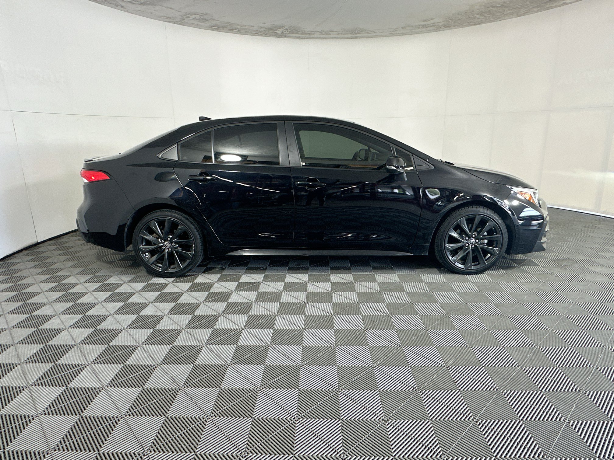Used 2023 Toyota Corolla SE FWD image 2