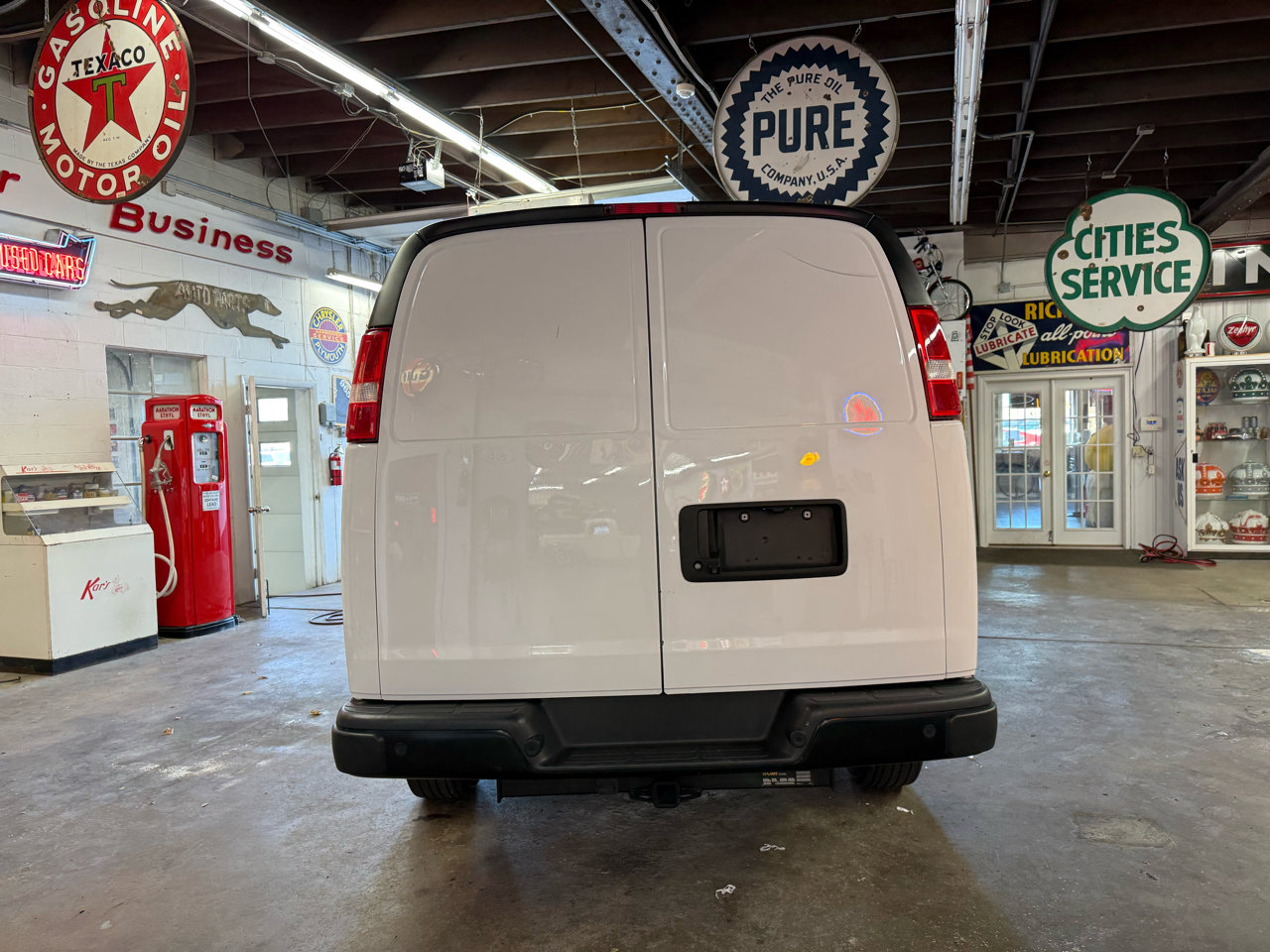 Used 2023 GMC Savana 2500 w/ Driver Convenience Package image 4