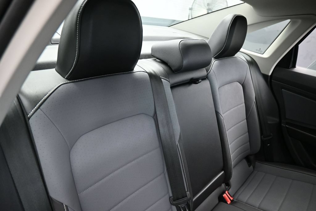 Used 2025 Volkswagen Jetta SE FWD image 36
