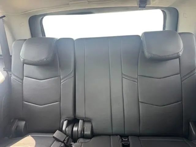 Used 2019 Cadillac Escalade Premium Luxury w/ Escalade Sport Edition AWD/4WD image 18