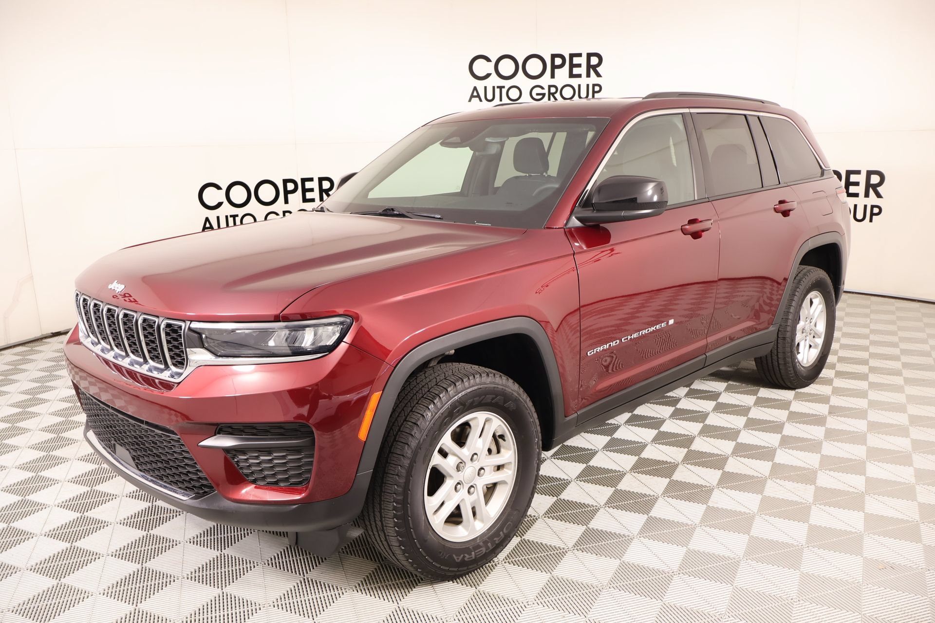 Used 2024 Jeep Grand Cherokee Laredo w/ Luxury Tech Group I AWD/4WD image 10