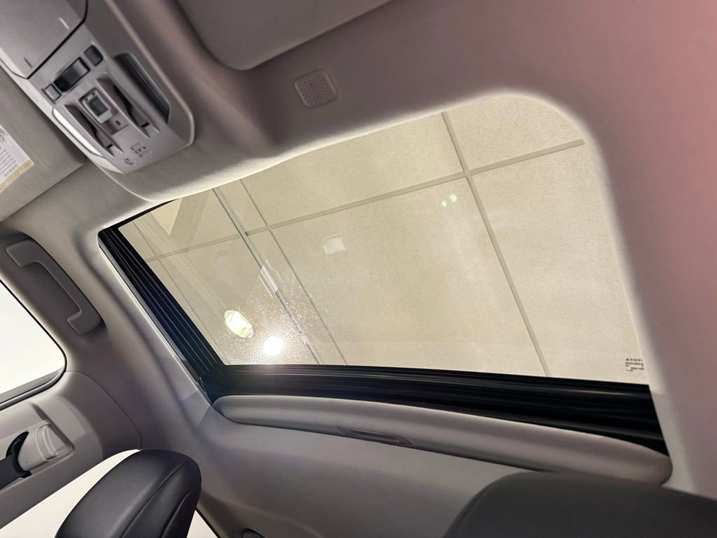 Used 2022 Toyota Highlander XLE AWD/4WD image 18